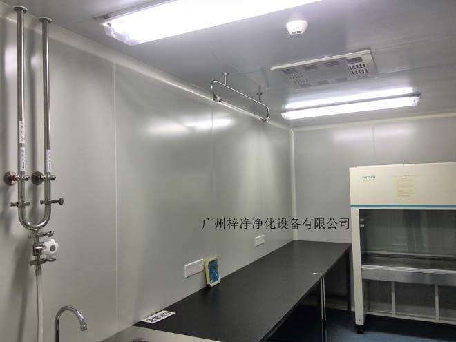 建造和使用潔凈室能有效減少室內誘入、產生及滯留粒子。