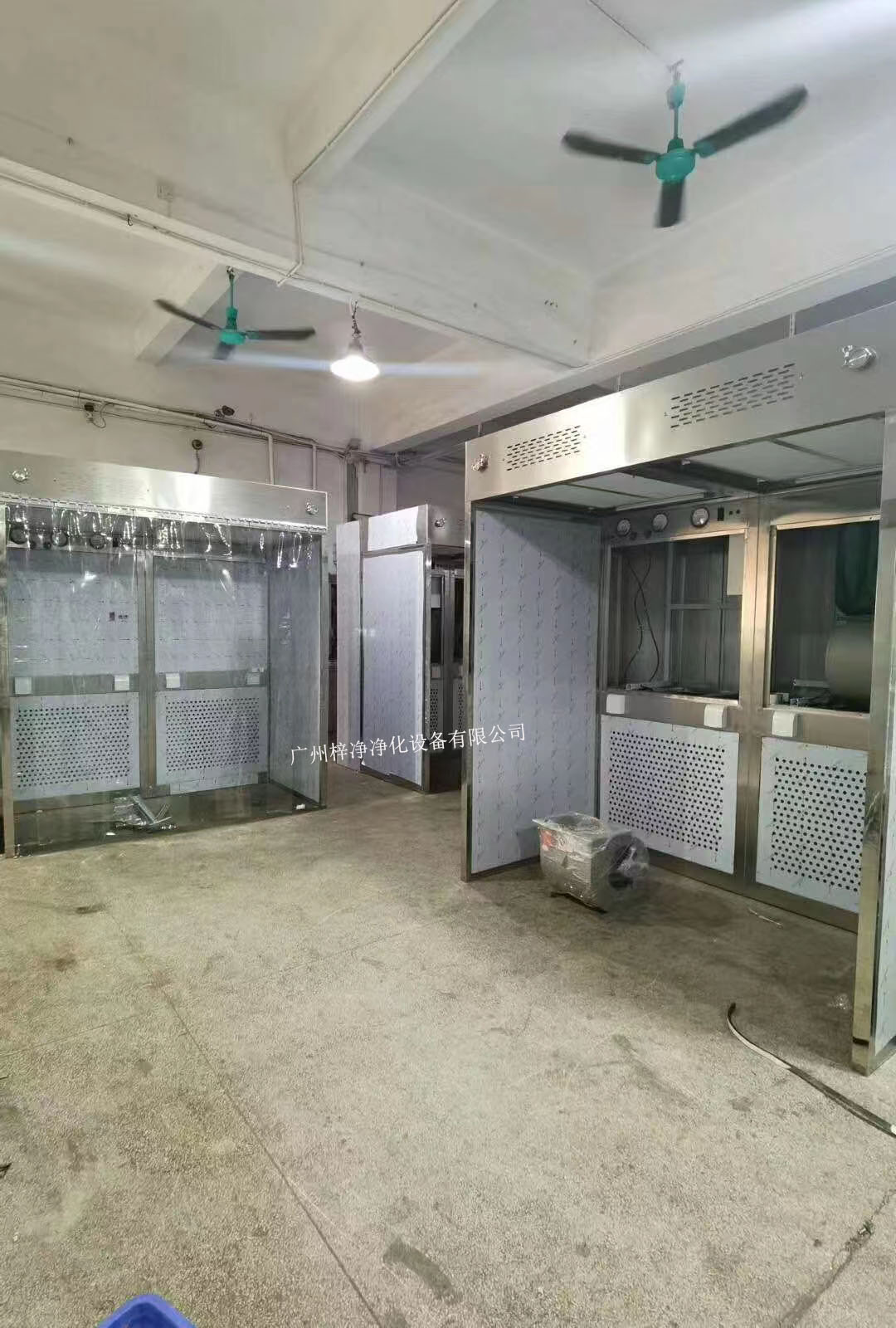 負(fù)壓稱量室設(shè)備由工作區(qū)、回風(fēng)箱體、風(fēng)機(jī)箱體、出風(fēng)箱體及外箱體幾大部分拼裝而成。